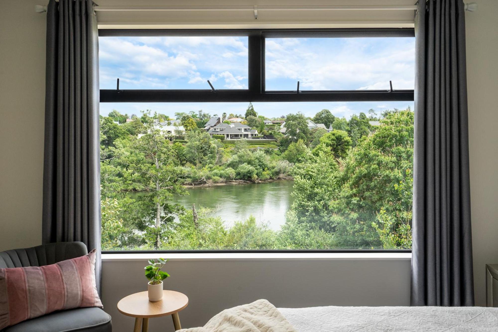 Fabulous River View - Brand New House In ハミルトン エクステリア 写真